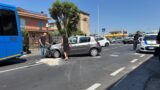 Incidente in via Nettunense a Marino: si schianta contro un bus e travolge uno scooter, strada chiusa (FOTO)