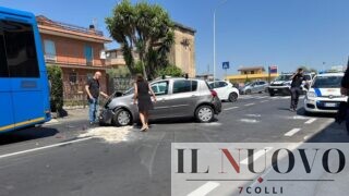 Incidente in via Nettunense a Marino: si schianta contro un bus e travolge uno scooter, strada chiusa (FOTO)