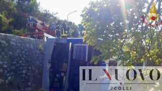 Formia, pullman esce fuori strada: morto un passeggero, feriti altri due