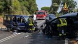 Tragedia sulla via Appia, scontro tra due auto: un morto e due feriti gravissimi, strada chiusa (FOTO)