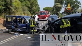 Tragedia sulla via Appia, scontro tra due auto: un morto e due feriti gravissimi, strada chiusa (FOTO)