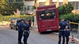 Roma, bus fuori controllo sulla Cassia: travolge otto auto in sosta e si schianta contro un condominio. Due donne ferite