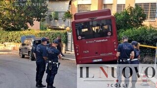 Roma, bus fuori controllo sulla Cassia: travolge otto auto in sosta e si schianta contro un condominio. Due donne ferite