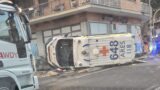 Roma, ambulanza si ribalta dopo l’incidente sulla Nomentana: a bordo una paziente in codice rosso, feriti anche autista e infermiere