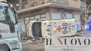 Roma, ambulanza si ribalta dopo l’incidente sulla Nomentana: a bordo una paziente in codice rosso, feriti anche autista e infermiere