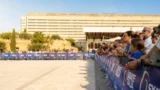 Roma, Campionati di pattinaggio davanti Termini nella piazza senza alberi (veri o finti): atleti sotto il sole