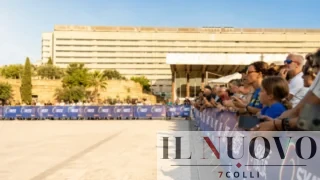Roma, Campionati di pattinaggio davanti Termini nella piazza senza alberi (veri o finti): atleti sotto il sole