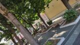 Pomezia, scosse elettriche in piazza Indipendenza: decine di persone colpite, ferito un disabile e un cane folgorato (VIDEO)