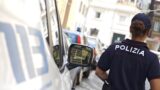 Tor Bella Monaca, blitz nel fortino dello spaccio: pusher in fuga tra vedette e nascondigli nelle tubature (VIDEO)