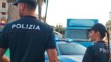 Tassista vede lo scippo, parte all’inseguimento e fa arrestare il ladro: raffica di arresti tra Roma e Fiumicino