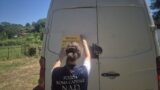 Roma, raccoglie rifiuti (per lavoro) e poi li scarica abusivamente in strada: denunciato operatore ecologico