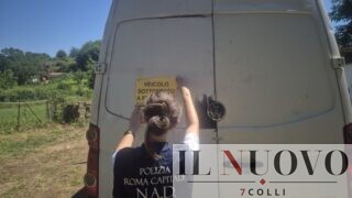 Roma, raccoglie rifiuti (per lavoro) e poi li scarica abusivamente in strada: denunciato operatore ecologico
