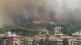 Roma brucia ancora: fiamme al Parco del Pineto, fumo su tutta la zona ovest