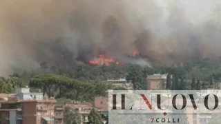 Roma brucia ancora: fiamme al Parco del Pineto, fumo su tutta la zona ovest