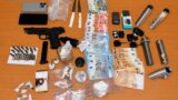 Roma, cocaina nascosta nei telecomandi e nei tubi del lavatoio a Pietralata: sequestrati droga, soldi e una pistola (VIDEO)