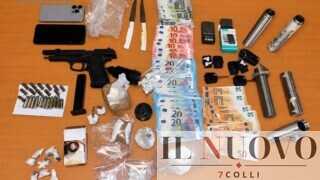 Roma, cocaina nascosta nei telecomandi e nei tubi del lavatoio a Pietralata: sequestrati droga, soldi e una pistola (VIDEO)