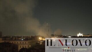Roma, incendio allo Spin Time Labs, paura nell’ex palazzo occupato: edificio evacuato, decine di persone in strada