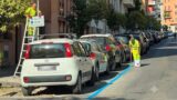 Roma, strisce blu a sorpresa: migliaia di parcheggi gratis cancellati attorno alle auto parcheggiate. «Così si fa cassa sulle spalle dei cittadini» (FOTO)