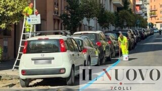 Roma, strisce blu a sorpresa: migliaia di parcheggi gratis cancellati attorno alle auto parcheggiate. «Così si fa cassa sulle spalle dei cittadini» (FOTO)