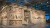 Roma, di notte l’Ara Pacis torna a colori: il monumento rivive come 2mila anni fa