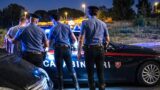 Roma, scippano una collana d’oro a un 65enne e fuggono sullo scooter rubato: inseguimento nella notte al Quarticciolo