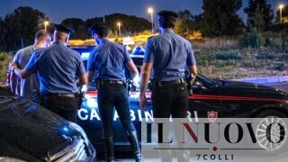 Roma, scippano una collana d’oro a un 65enne e fuggono sullo scooter rubato: inseguimento nella notte al Quarticciolo