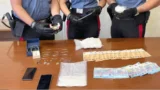 Ostia, truffa del finto carabiniere all’87enne: arrivano i veri militari e in casa spunta quasi 1 kg di cocaina