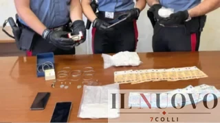 Ostia, truffa del finto carabiniere all’87enne: arrivano i veri militari e in casa spunta quasi 1 kg di cocaina