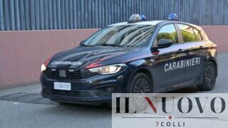 Roma, aspetta la ex sotto casa e tenta di entrare nell’abitazione: poi prende a pugni un carabiniere