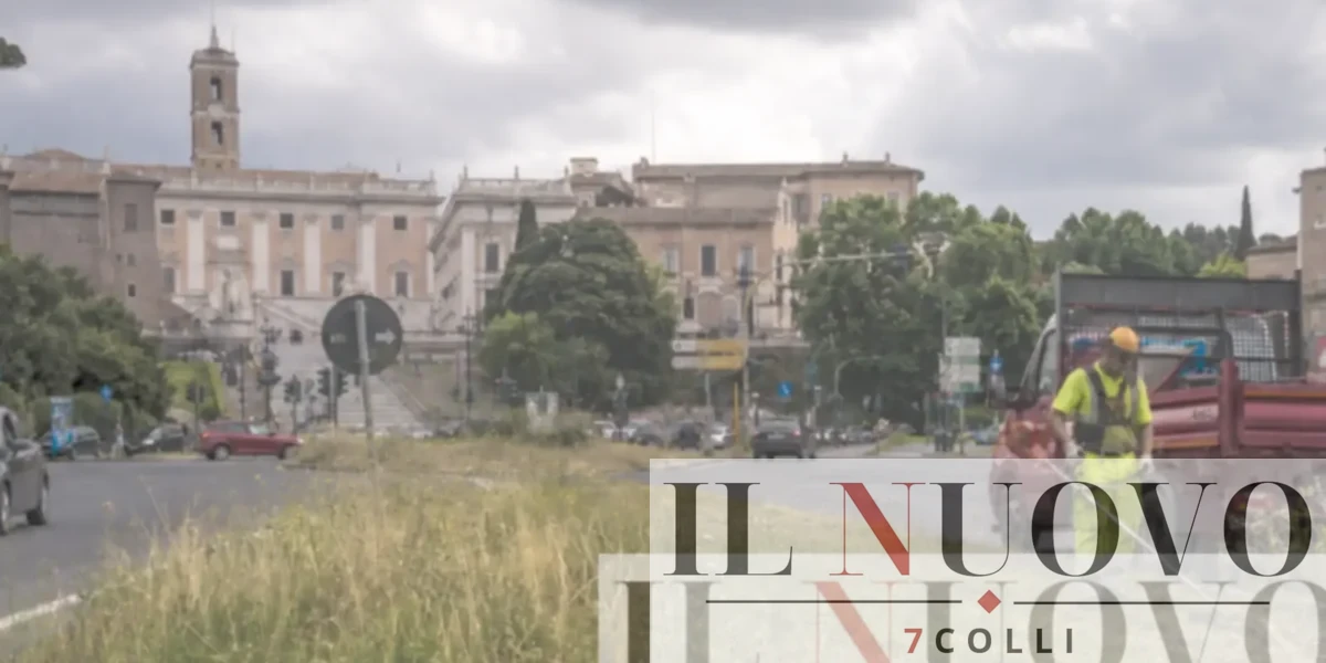 Roma, il Campidoglio , in primo piano Ama al lavoro
