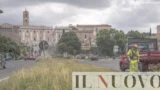Roma brucia nonostante 26,8 milioni ad Ama per diserbo e sfalci: ma i 7 ‘tagli d’erba’ promessi da Gualtieri dove sono?
