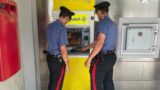 Roma, bloccano il Bancomat e rapinano 49enne con le forbici: “Dacci tutti i soldi”