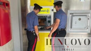 Roma, bloccano il Bancomat e rapinano 49enne con le forbici: “Dacci tutti i soldi”