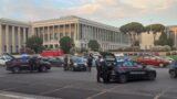 Roma, rapina fuori dalla discoteca all’Eur: 40enne aggredito e minacciato con un coccio di vetro, arrestati due uomini