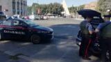 Roma, sferra un violento pugno in faccia a una donna per rubarle la borsa: 55enne ferita gravemente