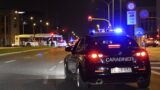 Roma, aggredisce i passanti, poi si scaglia contro i carabinieri: bloccato con il taser