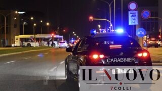 Roma, aggredisce i passanti, poi si scaglia contro i carabinieri: bloccato con il taser