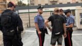 Roma, maxi controlli di Carabinieri e paracadutisti tra Centocelle e quartiere Africano: 4 arresti, ladri e spacciatori in manette (VIDEO)