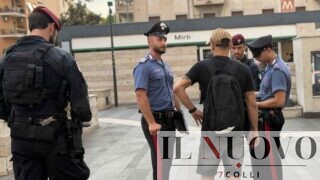 Roma, maxi controlli di Carabinieri e paracadutisti tra Centocelle e quartiere Africano: 4 arresti, ladri e spacciatori in manette (VIDEO)