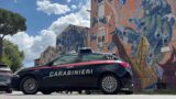 Roma, forza il posto di blocco e scappa tra le auto: inseguimento ad alta tensione, arrestato 27enne
