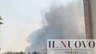 Roma, devastante incendio al Trullo: fiamme a un passo dalle case, fumo visibile a chilometri di distanza (VIDEO)