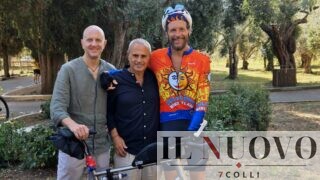 Jovanotti arriva in bici a Villa Adriana: il JovaGiro fa tappa a Tivoli