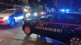 Ladispoli, accoltella 4 volte il compagno dopo una lite e poi pulisce le tracce: “È stato aggredito in strada da sconosciuti”