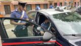 Roma, aspetta l’ex sotto casa e la massacra di botte: le sfonda il parabrezza dell’auto, le ruba il cellulare e fugge
