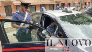 Roma, aspetta l’ex sotto casa e la massacra di botte: le sfonda il parabrezza dell’auto, le ruba il cellulare e fugge