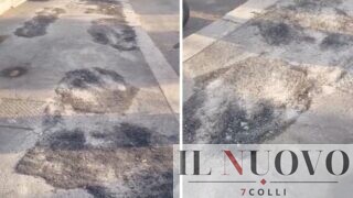 Roma, marciapiede… a pois: rifanno l’asfalto (male) due volte per tappare le buche, parte la protesta dei cittadini (VIDEO)
