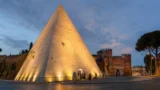 Roma, la Piramide Cestia riapre dopo tre anni, visite gratis anche di notte: tutte le informazioni