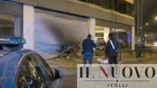 Roma, ordigno esplode davanti a un autonoleggio: notte di paura sulla Casilina