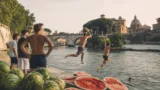 Roma, cocomeri lanciati nel Tevere e ragazzi in acqua: la folle tradizione del 24 agosto