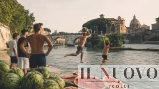 Roma, cocomeri lanciati nel Tevere e ragazzi in acqua: la folle tradizione del 24 agosto